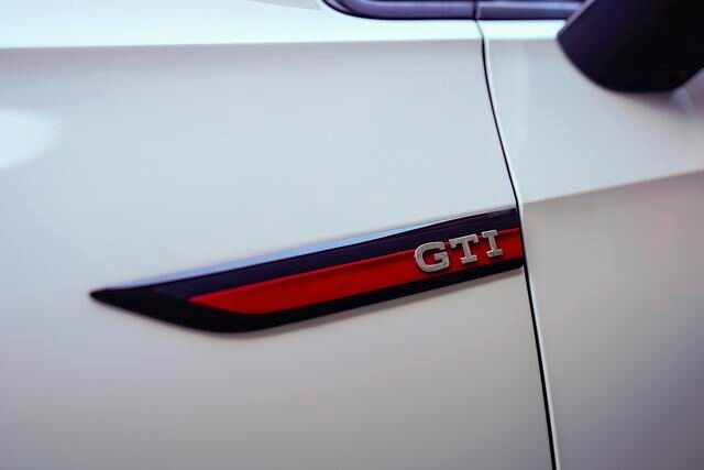 Auch ein dezenter Hinweis mit klassischem Bezug: Das GTI-Logo im Kotflügel