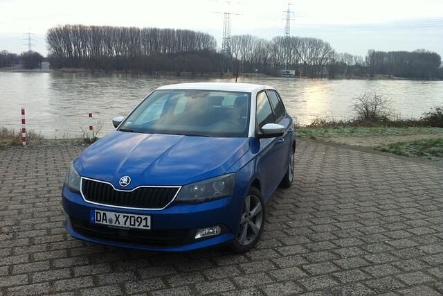 Als klassisches, fünftüriges Steilheck streckt sich der Skoda Fabia auf eine Länge von 3,99 Meter