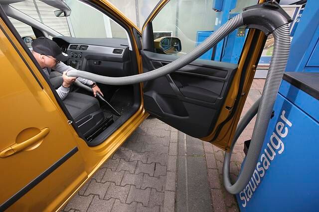 Das Staubsaugen des Fahrzeuginnenraums steht ebenfalls auf der To-Do-Liste