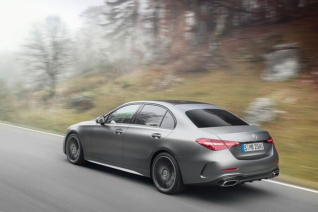 Optisch hat die Limousine einige Elemente der größeren Modelle E-Klasse und S-Klasse geerbt