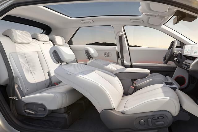 Während einer Ladepause kann man als Fahrerin des Ioniq 5 eine entspannte Ruheposition einnehmen