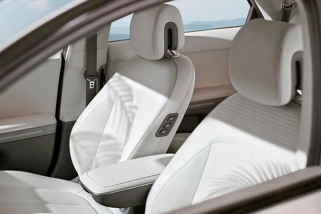 Der Innenraum des Ioniq 5 präsentiert sich hell und wohnlich