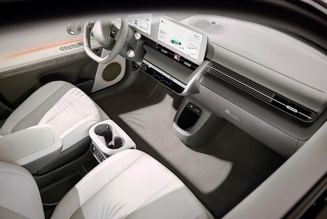 Die Beine der Vorderinsassen kommen im Ioniq 5 nicht in Zwangskontakt mit einer Mittelkonsole