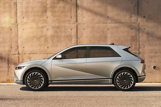 Der Ioniq 5 könnte ein typisches Kompaktmodell sein, doch bietet er ein für dieses Segment ungewöhnlich langen Radstand von exakt drei Meter