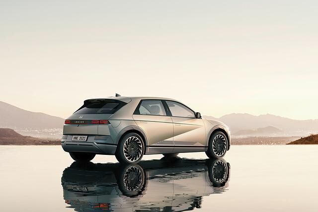 Nicht ganz zufällig einnert die Silhouette des Ioniq 5 an den Ur-Pony, der das erste eigene Modell der Marke Hyundai war