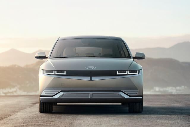 Auf Luftöffnungen verzichtet die sehr klar gezeichnete Front des Ioniq 5