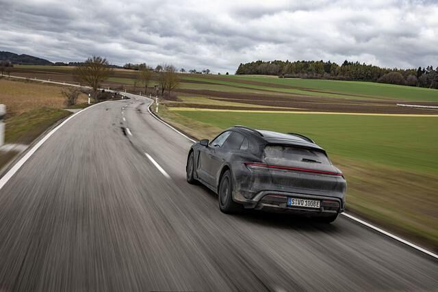 Anders als beim Panamera und dem Sport Turismo belässt es Porsche dabei diesmal nicht allein beim längeren Dach, der steileren Heckklappe und den entsprechend größeren Kofferraum