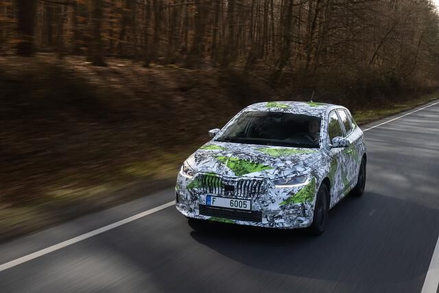 In Länge (+ 11 cm) und Breite (+ 4,8 cm) legt der Fabia zu