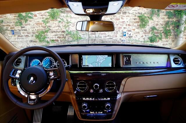 Der Arbeitsplatz des Phantom VIII wartet unter anderem mit Navigation auf