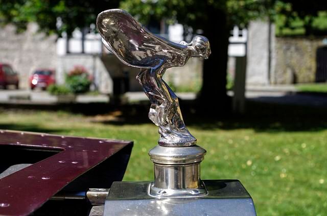 Gehört seit 1911 zu jedem Rolls-Royce: die Kühlerfigur Spirit of Ecstasy  - liebevoll Emily genannt
