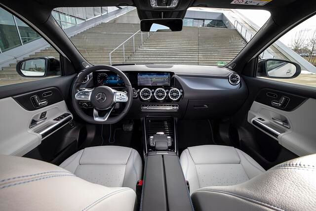 Wie es sich für einen neuen Mercedes gehört, ist auch das Cockpit des EQA digital