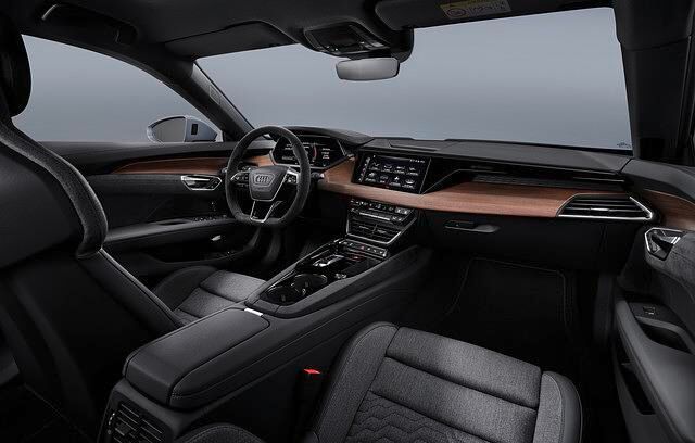 Auch innen setzt sich der Audi vom Porsche ab