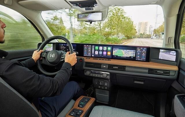Im Interieur dominiert die Zukunft in Form von zwei Displays für die Kameras außen und einem riesigen Display 