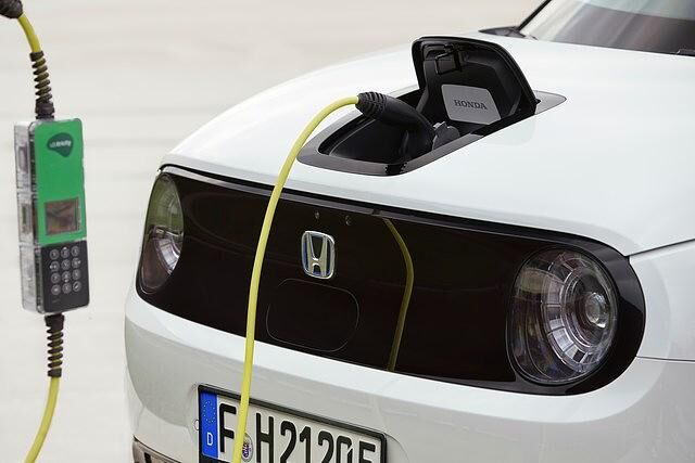 Aufgeladen wird der Akku beispielsweise an einer Wallbox, dann mit 6,6 kW in der Stunde oder an einer Schnellladesäule mit maximal 56 kW