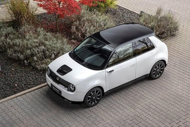 35,5 kWh speichert der Akku, was bei einem WLTP-Normverbrauch von 17,8 kWh je 100 Kilometer zu einer recht übersichtlichen Reichweite von 210 Kilometern führt