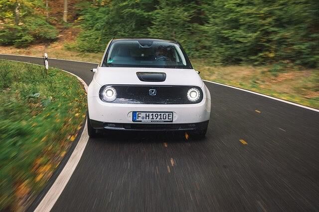 Es macht Spaß, mit dem Honda durch die Stadt zu wuseln, aber auch auf Landstraßen und Autobahnen ist er dank guter und zugleich komfortabler Abstimmung gut aufgehoben
