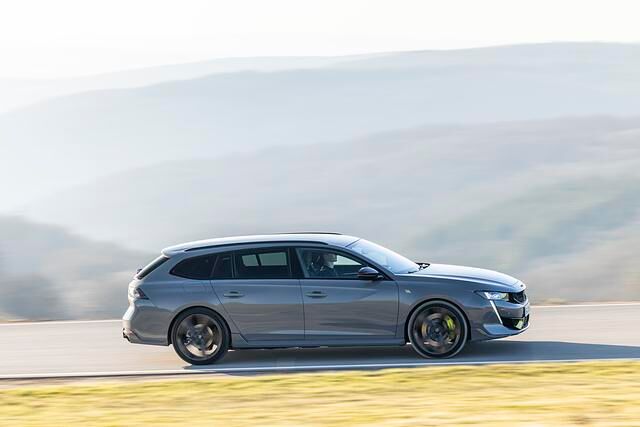Der 508 PSE wird von einem Hybridsystem aus 1,6-Liter-Benziner und zwei Elektromotoren angetrieben und bringt 265 kW/360 PS an alle vier Räder