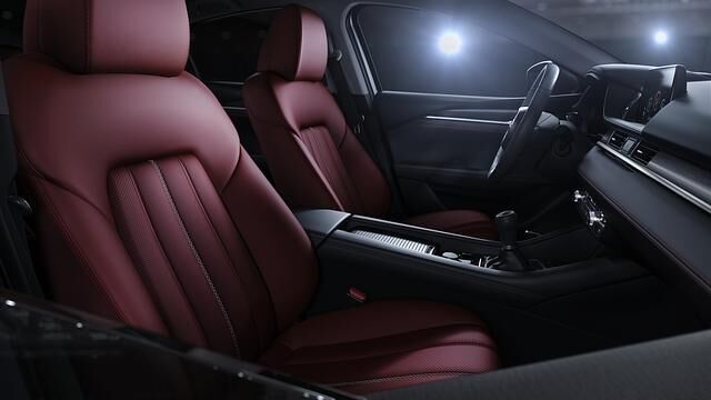 Innen bietet der Mazda6 Homura eine rote Lederausstattung