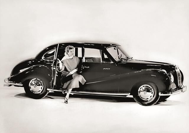 Details wie serienmäßige Verbundglas-Frontscheibe, Drehstabfederung statt konventioneller Blattfedern und erstes serienmäßiges Autoradio (1951 im BMW 501) und vier Scheibenbremsen (1959 im BMW 502)...