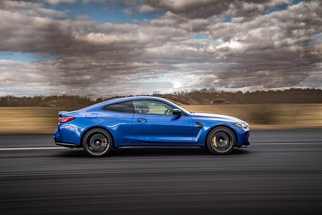 Für Feierabend-Racer hat die M-Truppe eine Drag-Racing-Funktion für Beschleunigungsrennen eingebaut und einen Drift-Analyser