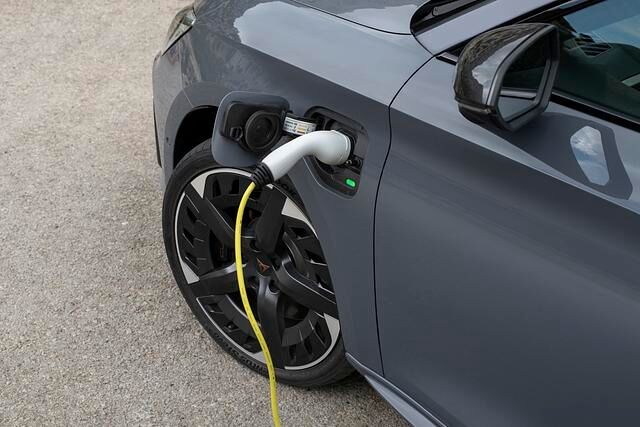 Von leer auf voll an der Wallbox (3,6 kWh dauert es etwa 3,5 Stunden, an einer normalen Steckdose 6 Stunden