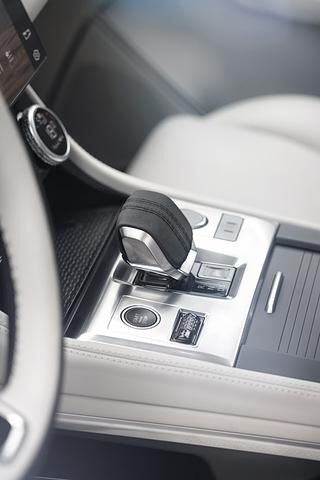 Statt Drehrad für die Automatik-Einstellungen gibt es jetzt einen ungleich nobler wirkenden Wählhebel mit feiner Leder-Bespannung