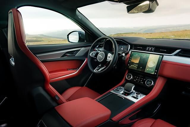 Die Passagiere finden sich in einem rundum renovierten Interieur wieder