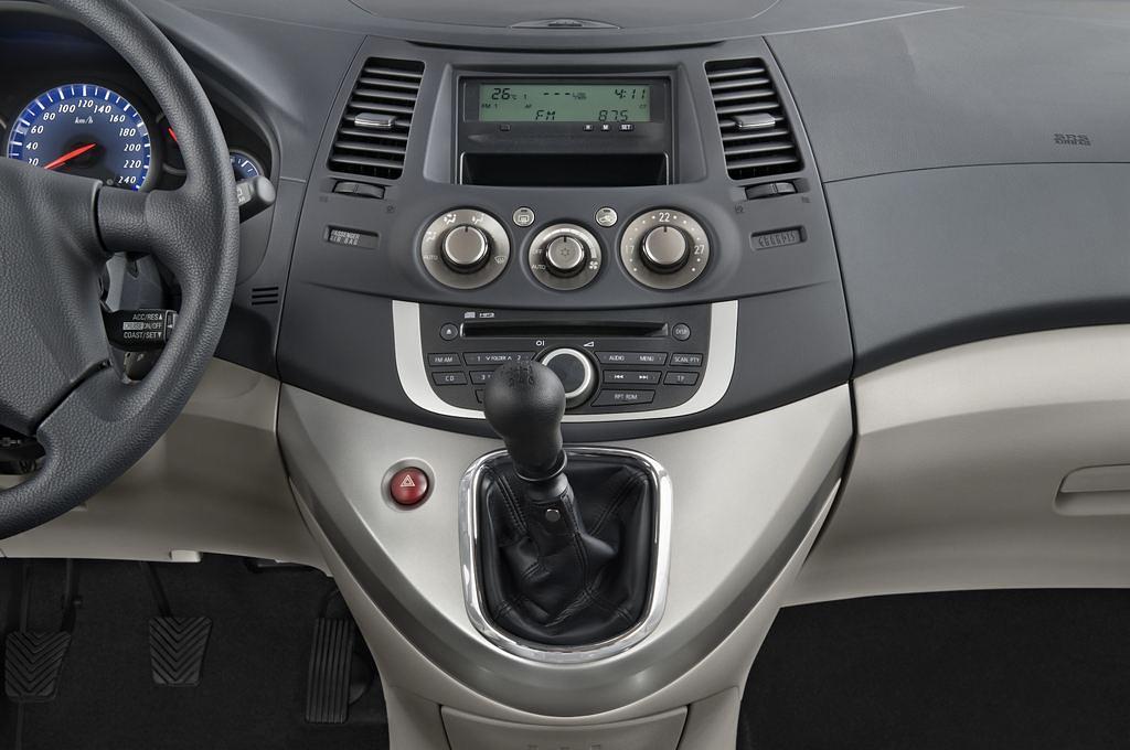 Mitsubishi Grandis (Baujahr 2010) INVITE 5 Türen Mittelkonsole