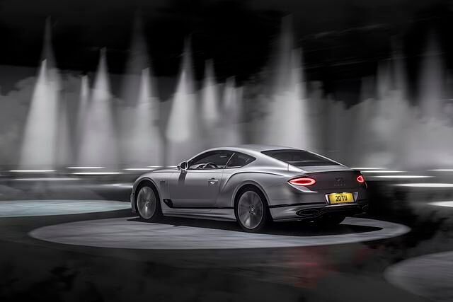 Serienmäßig steht der Bentley Continental GT Speed auf 22 Zoll grpßen Rädern 