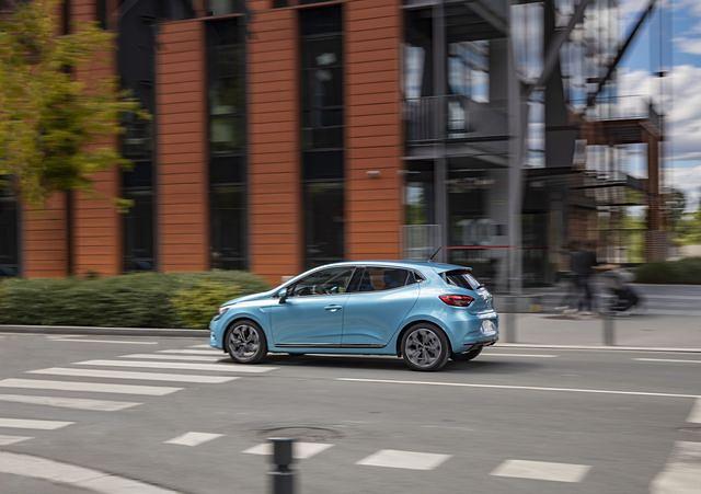 Eigentlich wirkt der Renault Clio ziemlich erwachsen, doch mit 4,05 Meter entspricht er weiterhin dem Kleinwagenformat