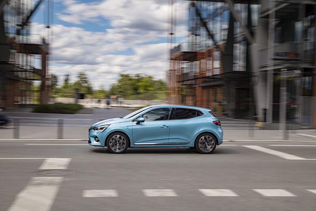 Vor allem im Stadtverkehr bringt der Hybridantrieb Vorteile. Oftmals ist man mit dem Clio E-Tech elektrisch und emissionsfrei unterwegs