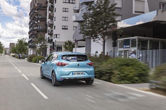 Auch Passanten nehmen den Renault Clio E-Tech oftmals als Elektroauto wahr