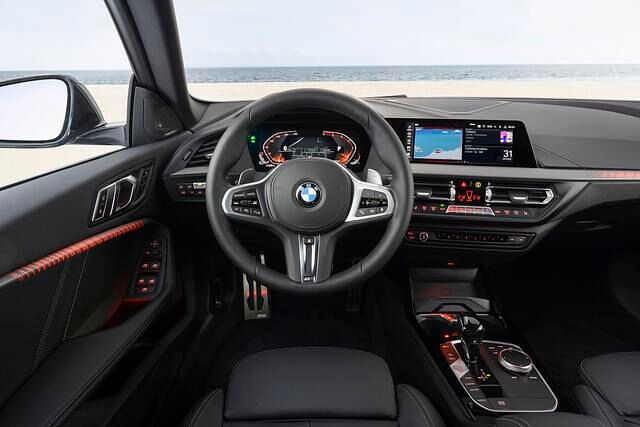 Fahrernetriert, hochmodern: Der Arbeitsplatz im BMW 2er Gran Coupé