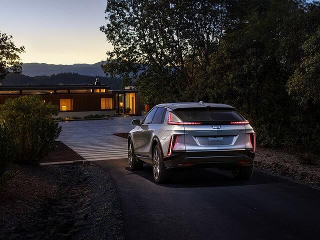 Auch am Heck bietet der Cadillac Lyriq ein spannedes Lichtdesign
