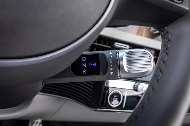 Die Fahrstufe wird über einen Schalthebel am Lenkrad eingestellt