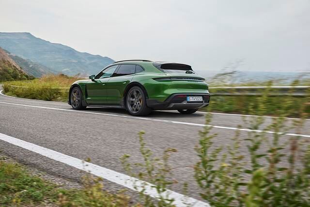 Im Vergleich zur Limousine verlängert ein elegantes Kuppeldach den E-Sportler nach hinten