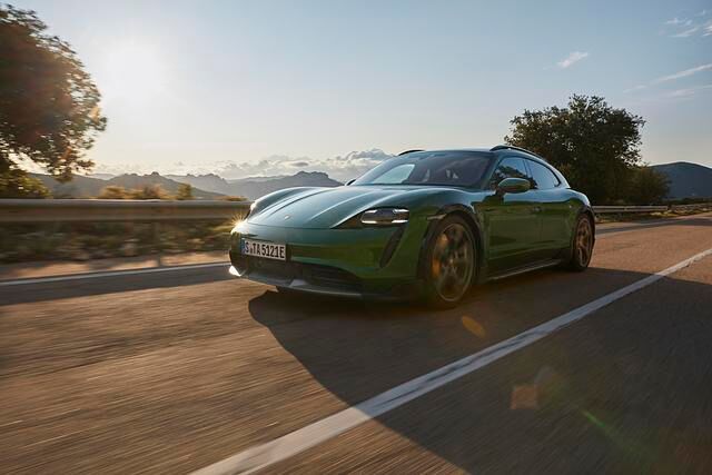 Allrad fährt immer mit, die große 93,4 kWh-Batterie ebenfalls, vier Versionen wird es geben