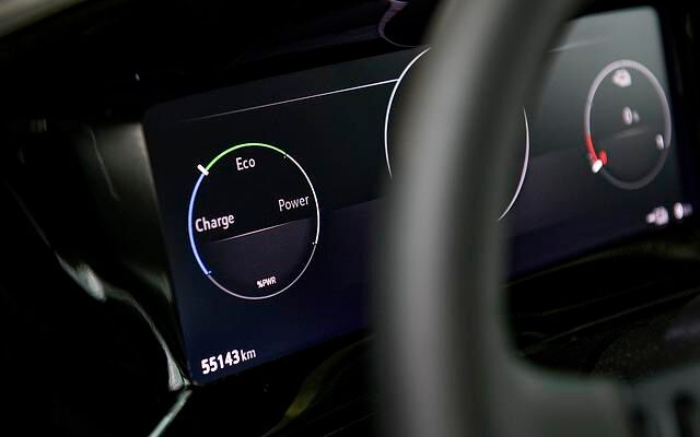 Die analogen Uhren wurden durch eine Kombination aus zwei Widescreen-Displays ersetzt (12 bzw. 10 Zoll), die neben den Standardanzeigen auch Ladezustand der Batterie und Reichweite verraten.