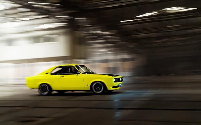 Für deutsche Westbürger mittleres Alters ist das quietschgelbe Coupé sofort als Opel Manta zu identifizieren