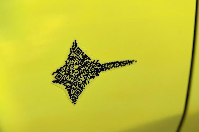 Wer genau hinschaut, entdeckt seitlich vor dem Türspalt das charakteristische Manta-Logo
