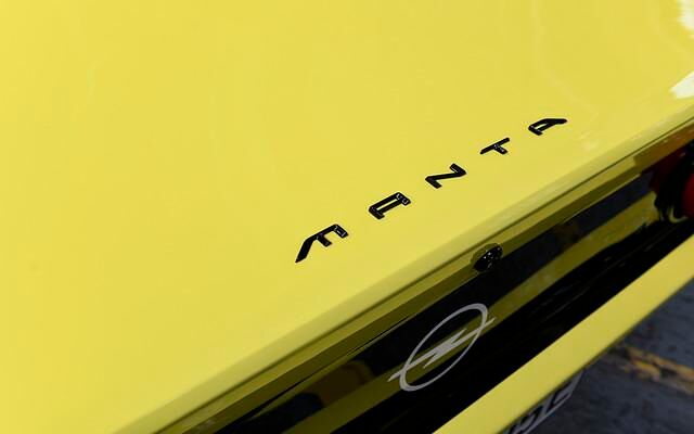 Der Manta-Schriftzug ist prominent platziert