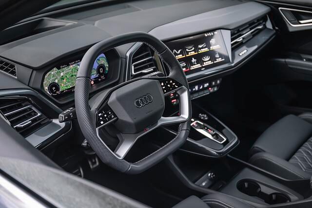 Das Cockpit trumpft mit Technik auf