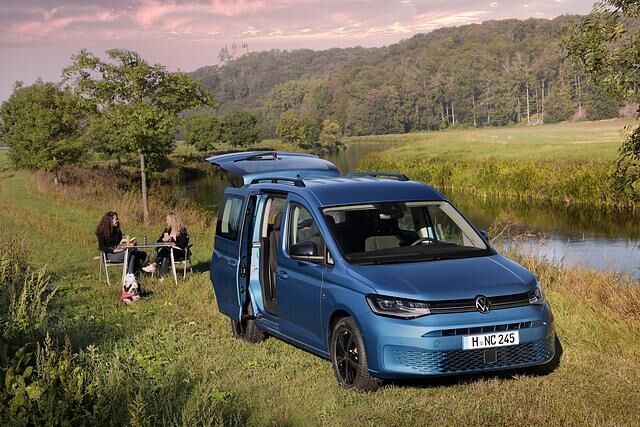 Nach der kurzen Version des Mini-Campers, die ab rund 30.000 Euro angeboten wird, ist jetzt auch die Variante mit langem Radstand verfügbar