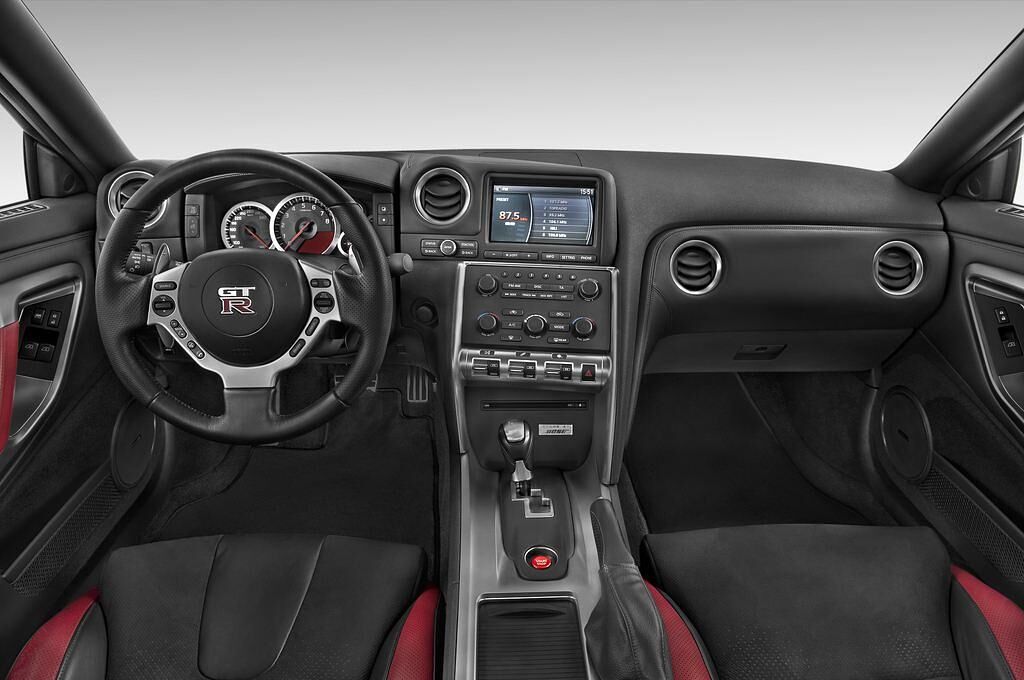Nissan GT-R (Baujahr 2009) Premium 2 Türen Cockpit und Innenraum