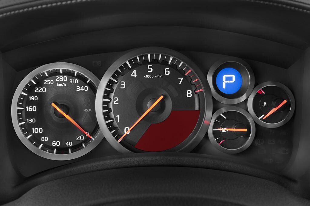Nissan GT-R (Baujahr 2009) Premium 2 Türen Tacho und Fahrerinstrumente