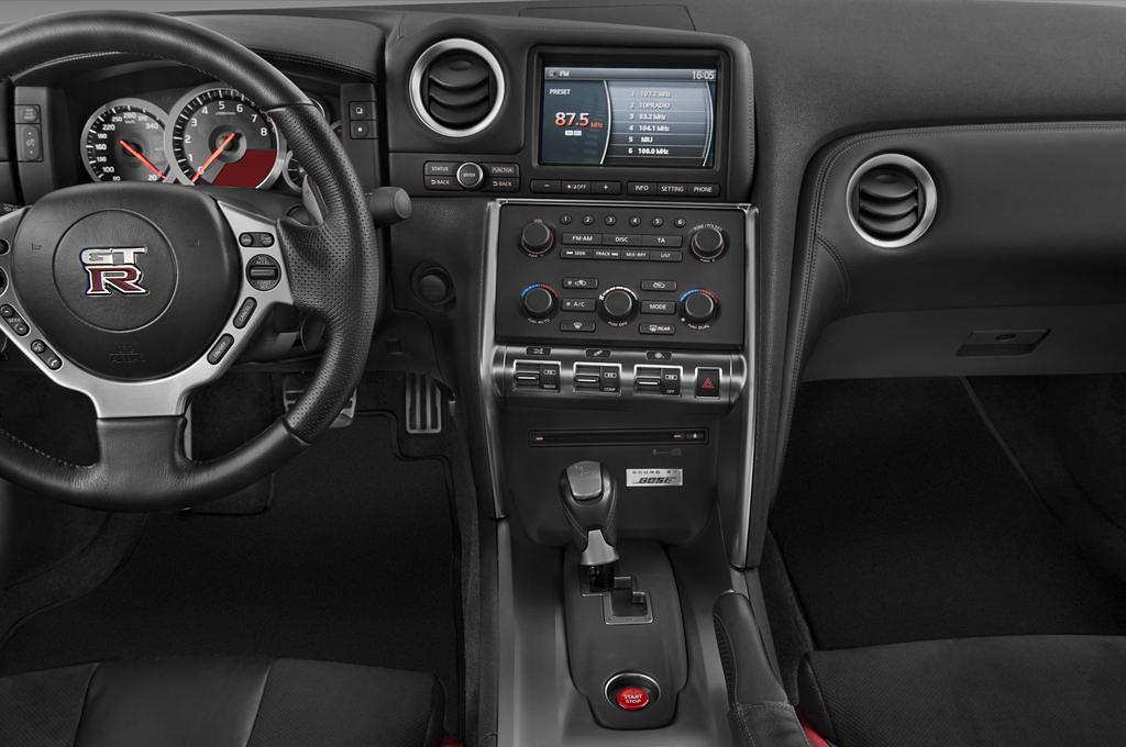 Nissan GT-R (Baujahr 2009) Premium 2 Türen Mittelkonsole