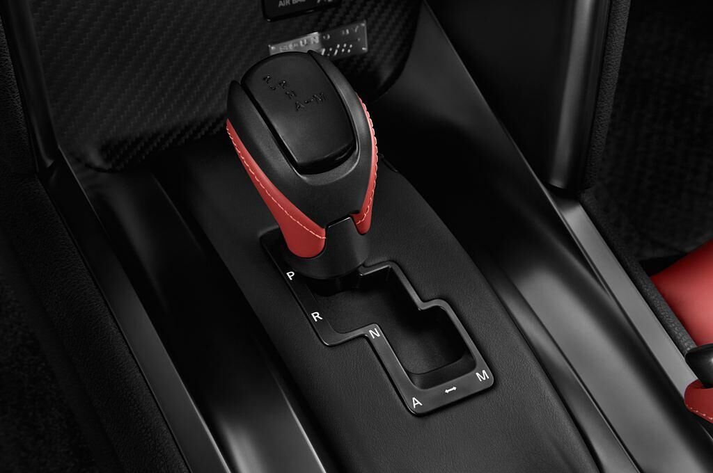 Nissan GT-R (Baujahr 2012) - 2 Türen Schalthebel