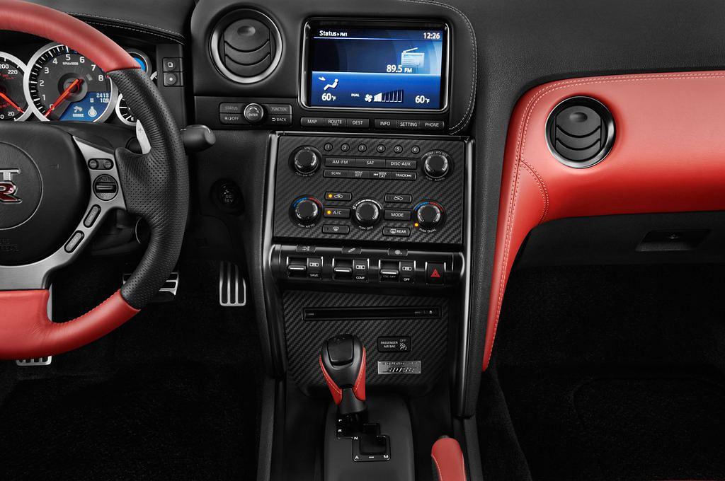 Nissan GT-R (Baujahr 2012) - 2 Türen Mittelkonsole