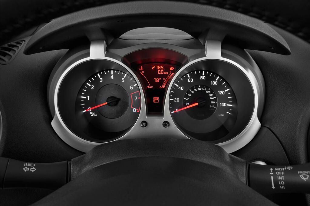 Nissan Juke (Baujahr 2010) Tenka 5 Türen Tacho und Fahrerinstrumente