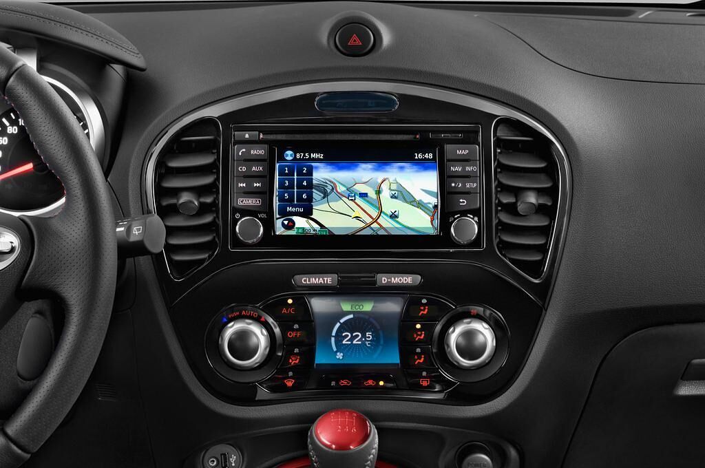 Nissan Juke (Baujahr 2014) Tekna 5 Türen Mittelkonsole
